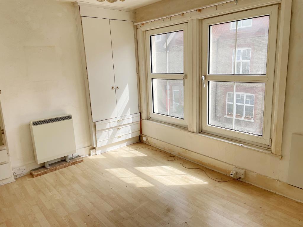 Lot: 160 - TERRACE HOUSE IN NEED OF REFURBISHMENT - Front bedroom overlooking road